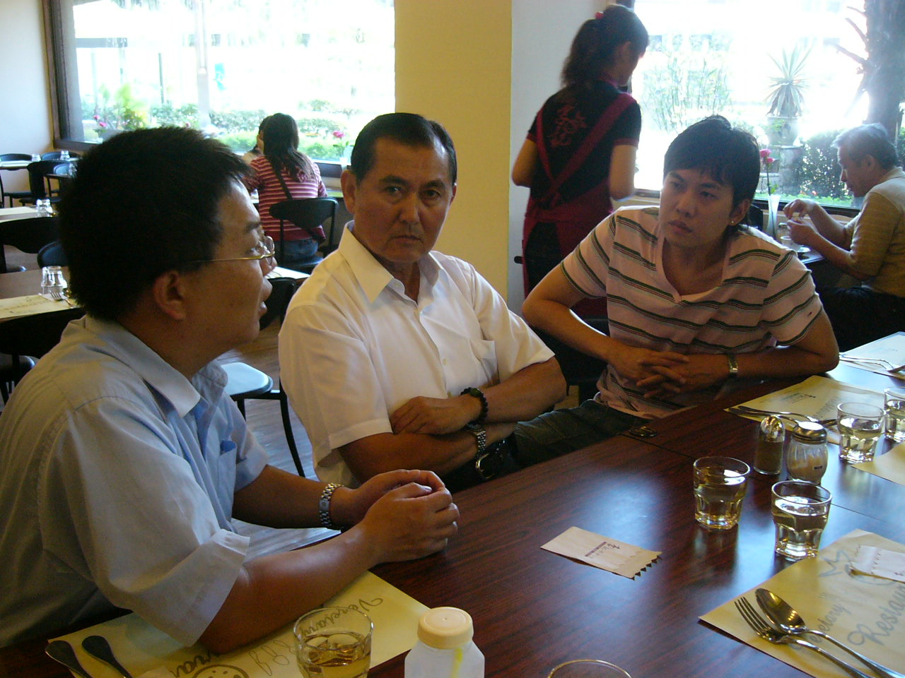 照片_理事長(右)趁中午用餐空檔與陳大哥交流，攝於高雄國軍英雄館