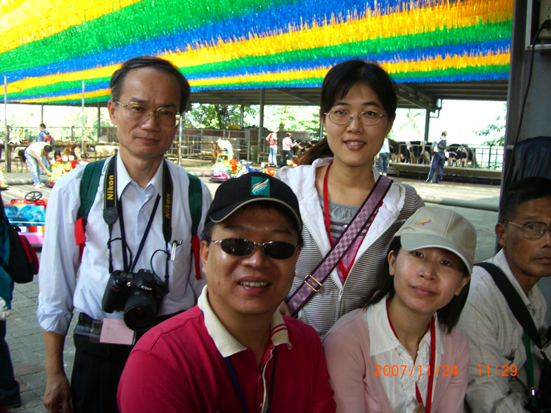 照片_李醫師(後排左)、莊姓會員(後排右)、林理事長(前排左)與其夫人(前排右)合照。