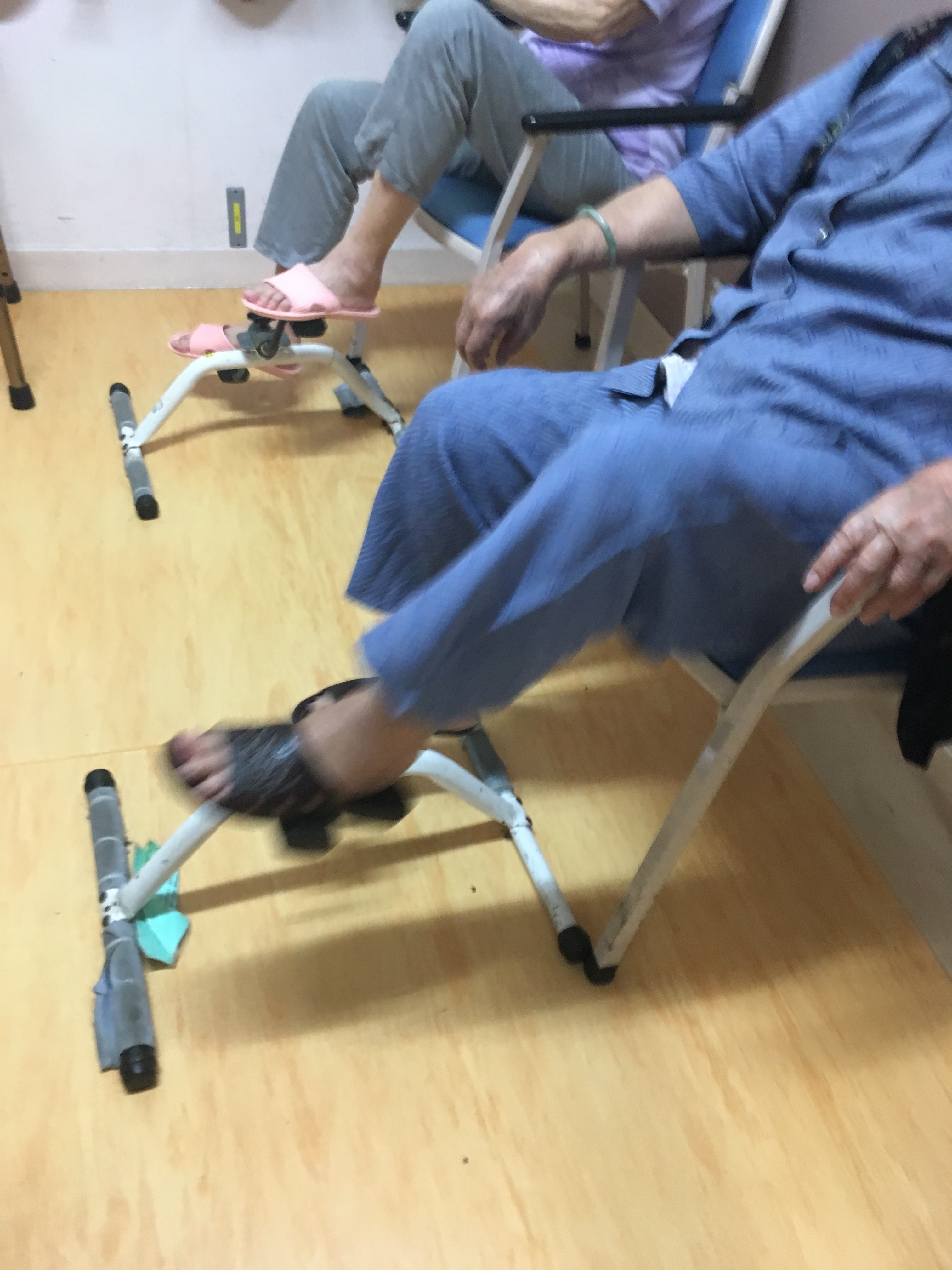 照片_附設一些簡單的復健器材，讓病友們可以做些運動