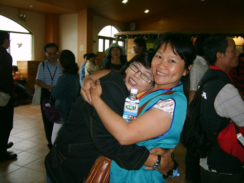 照片_愛的擁抱，看看志工劉女士(右)笑的多開心