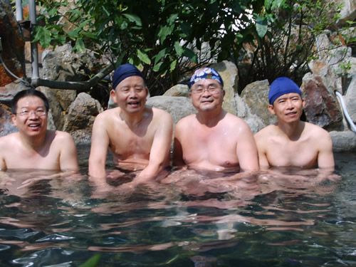 照片_男湯合照，左起:林理事長、白大哥、林大哥、廖大哥