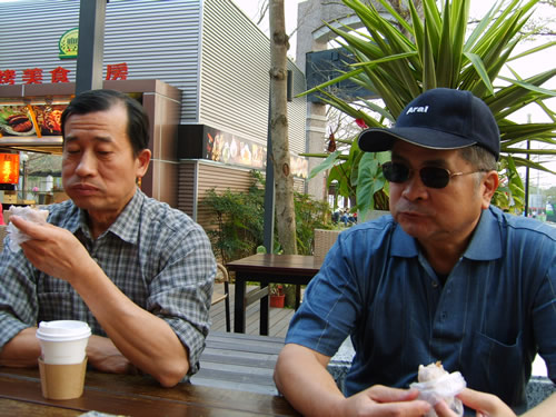 照片_志工曾坤土(左)與林國棠(右)